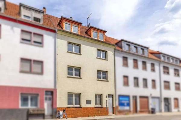 Immobilie in Hanau - Hanau: Leerstehendes 4-Parteienhaus mit vorteilhaft geschnittenen 2-Zimmer-Wohnungen und Innenhof - Bild 0