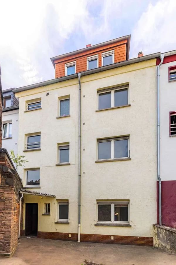 Immobilie in Hanau - Hanau: Leerstehendes 4-Parteienhaus mit vorteilhaft geschnittenen 2-Zimmer-Wohnungen und Innenhof - Bild 1