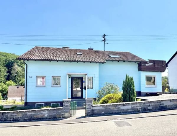 Immobilie in Hirschhorn/Pfalz - Hirschhorn: Freistehendes, geräumiges Einfamilienhaus mit Garage - Bild 1