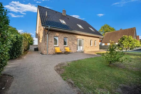 Immobilie in Seester - 3D VIRTUAL TOUR – Modernes Traumhaus mit Wasser- und Feldblick in Seester - Bild 1