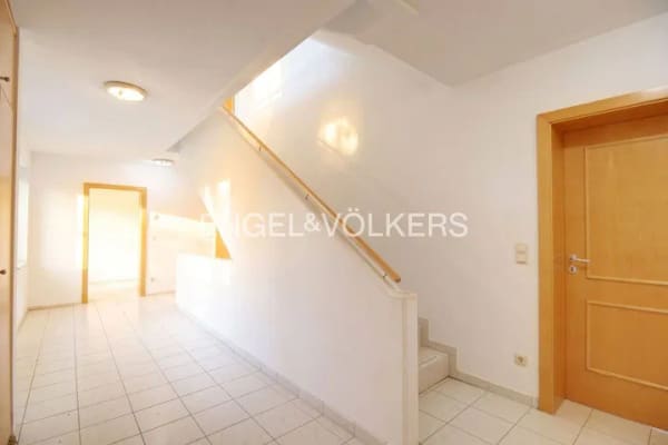 Immobilie in Langquaid - Großzügiges Einfamilienhaus mit viel Potenzial und Privatsphäre - Bild 1