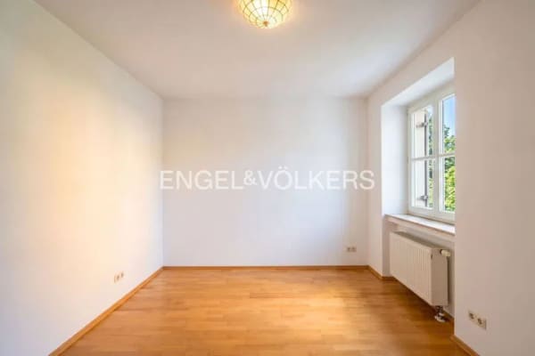Immobilie in Langquaid - Großzügiges Einfamilienhaus mit viel Potenzial und Privatsphäre - Bild 4