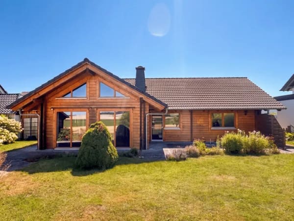 Immobilie in Espenau - Traumhafter Holzbungalow in ruhiger Ortsrandlage - freier Blick ins Grüne & barrierefreier Wohnkomfort in Espenau! - Bild 0