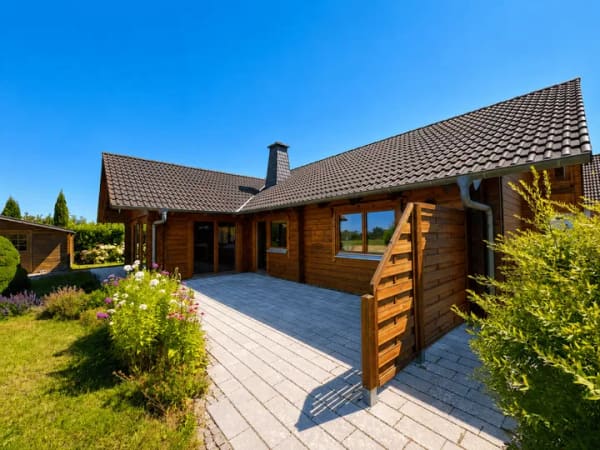 Immobilie in Espenau - Traumhafter Holzbungalow in ruhiger Ortsrandlage - freier Blick ins Grüne & barrierefreier Wohnkomfort in Espenau! - Bild 1