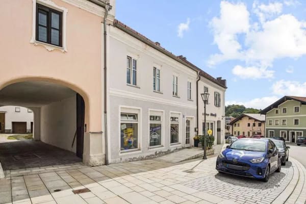 Immobilie in Kößlarn - Wohn- & Geschäftshaus am Marktplatz – vermietete Gewerbeeinheit & großzügiges Wohnen - Bild 0