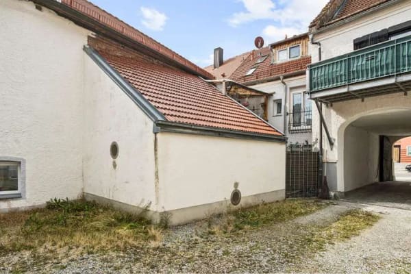 Immobilie in Kößlarn - Wohn- & Geschäftshaus am Marktplatz – vermietete Gewerbeeinheit & großzügiges Wohnen - Bild 1