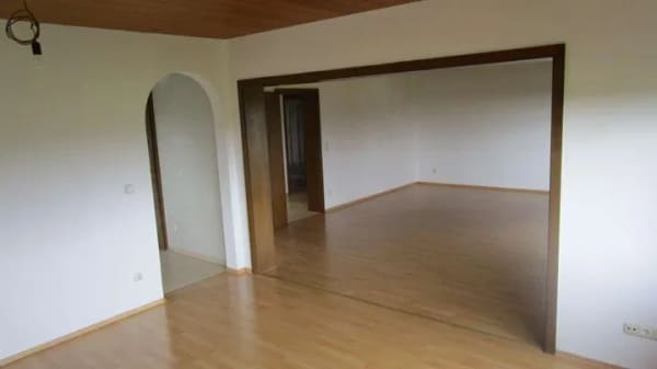 Immobilie in Röthlein - Großzügiges Zweifamilienhaus am unverbaubaren Ortsrand – Ihr neues Familiendomizil mit XL-Potential  - Bild 3