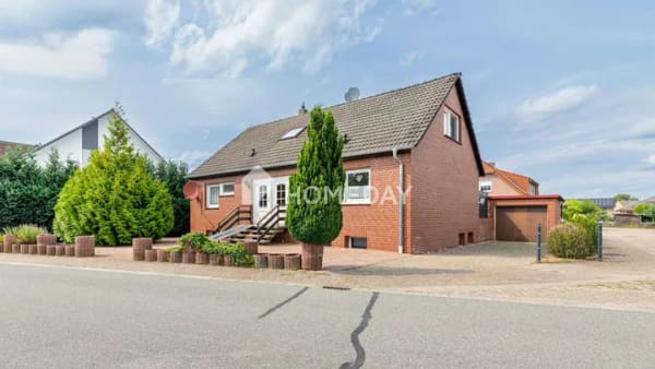 Immobilie in Sassenburg - Einladendes ZFH mit großer Terrasse, Garage, Carport und grünem Grundstück in Grußendorf - Bild 0