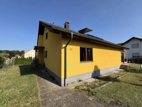 Immobilie in Röttenbach - Freiraum für Ideen: Sanierungsbedürftiges Haus mit großem Grundstück in guter Lage! - Bild 3