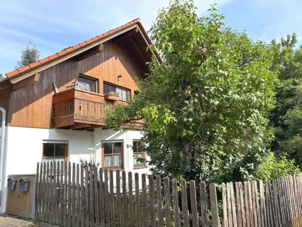 Immobilie in Haag an der Amper - Attraktives Zweifamilienhaus, vermietet, auf großem Grundstück in ruhiger Lage von Haag a. d. Amper - Bild 1