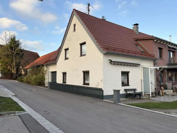 Immobilie in Walkertshofen - PROVISIONSFREI, solide und ausbaufähig ist diese Doppelhaushälfte in Walkertshofen - Bild 1
