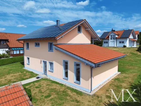 Immobilie in Schöfweg - Großzügiges Einfamilienhaus mit Salzwasser-Hallenbad, Garten & Doppelgarage - Bild 0