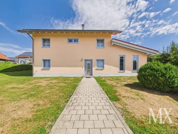 Immobilie in Schöfweg - Großzügiges Einfamilienhaus mit Salzwasser-Hallenbad, Garten & Doppelgarage - Bild 1