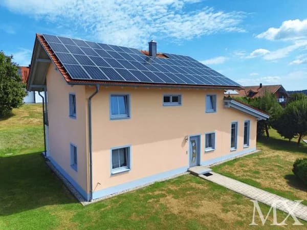Immobilie in Schöfweg - Großzügiges Einfamilienhaus mit Salzwasser-Hallenbad, Garten & Doppelgarage - Bild 2