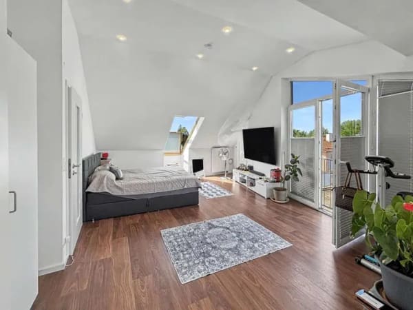 Immobilie in Großkarolinenfeld - Helles 1-Zimmer-Apartment, vermietet, mit Dachbalkon und Stellplatz in Großkarolinenfeld - Bild 0