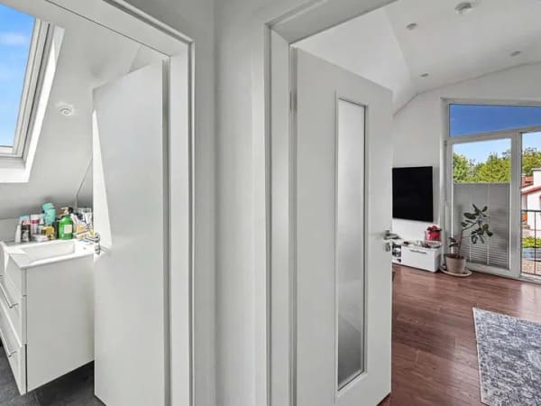 Immobilie in Großkarolinenfeld - Helles 1-Zimmer-Apartment, vermietet, mit Dachbalkon und Stellplatz in Großkarolinenfeld - Bild 1