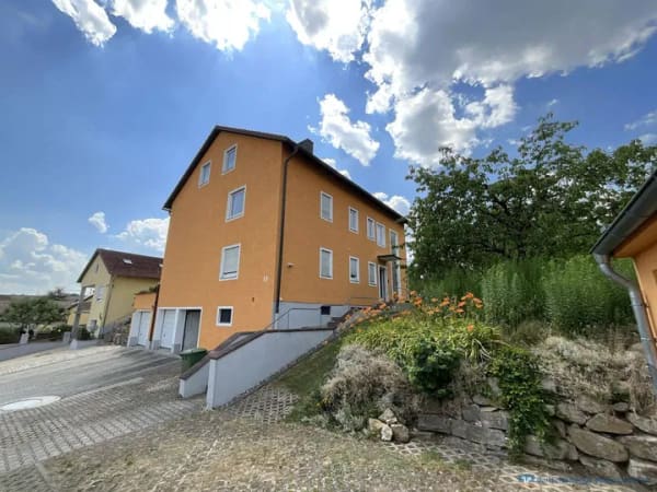 Immobilie in Lappersdorf - Gepflegtes Mehrfamilienhaus mit drei Wohneinheiten und Garten! - Bild 0