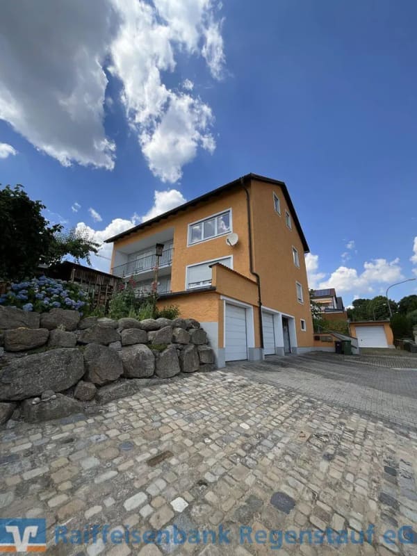 Immobilie in Lappersdorf - Gepflegtes Mehrfamilienhaus mit drei Wohneinheiten und Garten! - Bild 1