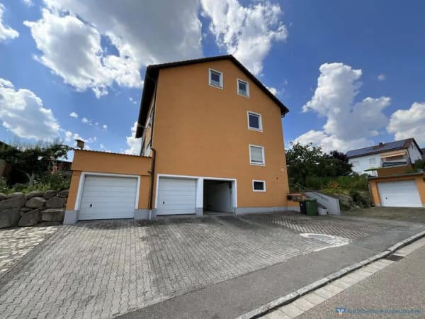 Immobilie in Lappersdorf - Gepflegtes Mehrfamilienhaus mit drei Wohneinheiten und Garten! - Bild 2