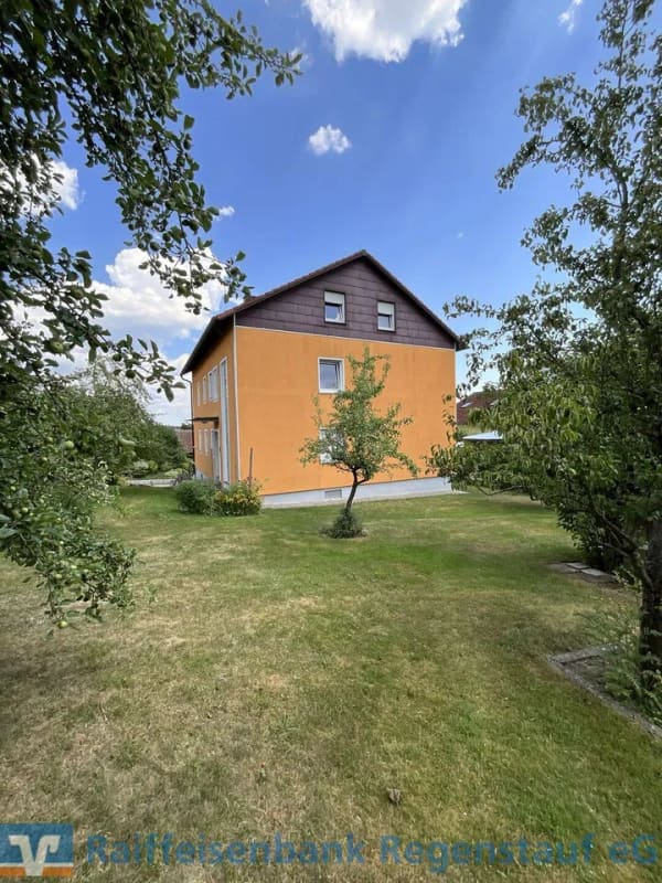 Immobilie in Lappersdorf - Gepflegtes Mehrfamilienhaus mit drei Wohneinheiten und Garten! - Bild 4