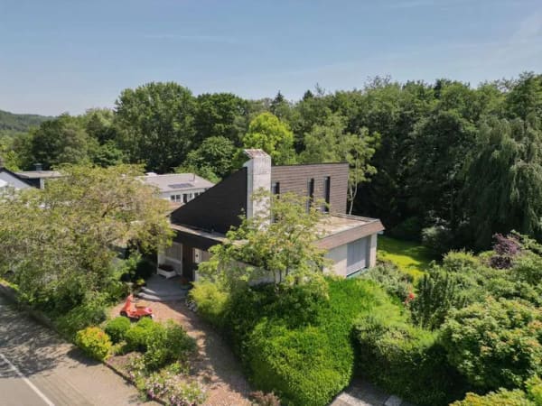 Immobilie in Arnsberg - Außergewöhnliches Anwesen mit zwei eigenständigen Wohnhäusern und traumhafter Aussicht - Bild 2