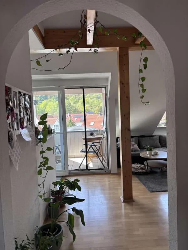 Immobilie in Wörth am Main - Wohnen mit Aussicht – Attraktive Dachgeschosswohnung mit Loggia und Blick auf die Weinberge - Bild 1