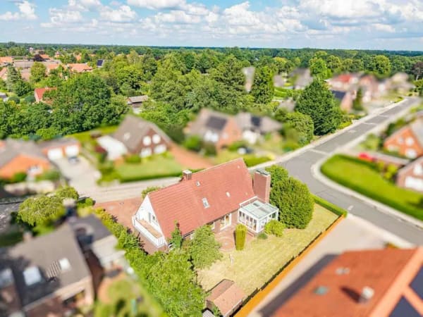 Immobilie in Westoverledingen - Möbliertes Einfamilienhaus mit Wintergarten und großzügigem Grundstück in ruhiger Lage ! - Bild 1
