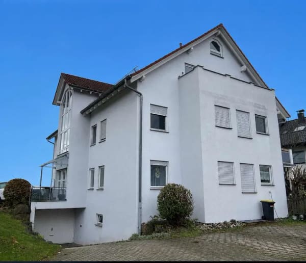 Immobilie in Bempflingen - Helle 2 Zimmer-Wohnung mit Blick ins Grüne, Einbauküche, Balkon und Außenstellplatz - Bild 0