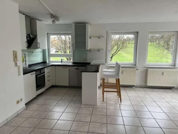 Immobilie in Bempflingen - Helle 2 Zimmer-Wohnung mit Blick ins Grüne, Einbauküche, Balkon und Außenstellplatz - Bild 2