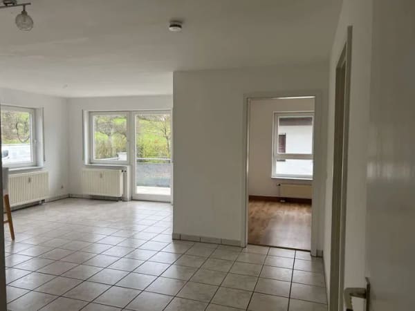 Immobilie in Bempflingen - Helle 2 Zimmer-Wohnung mit Blick ins Grüne, Einbauküche, Balkon und Außenstellplatz - Bild 4
