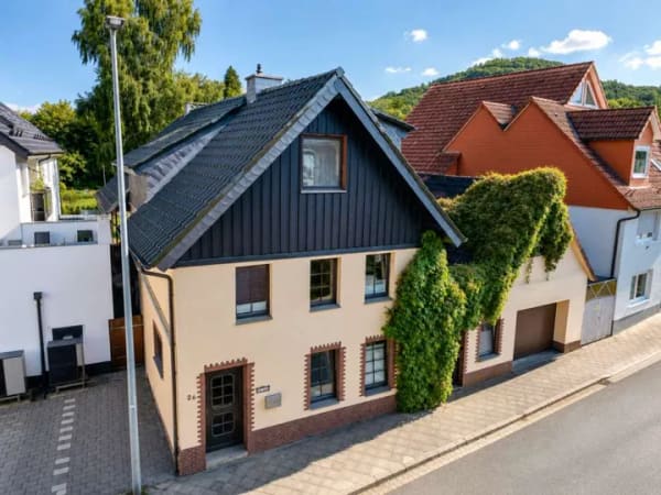 Immobilie in Bad Driburg - ***Großzügiges Einfamilienhaus mit Wintergarten, Kamin und vielseitigen Nutzungsmöglichkeiten*** - Bild 0