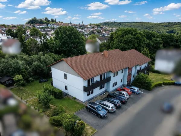 Immobilie in Homberg (Ohm) - Großzügig wohnen oder clever investieren – 4-Zimmer-Wohnung mit zwei Balkonen in beliebter Wohnlage - Bild 0