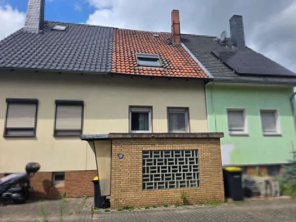 Immobilie in Lehrte - Renovierungsbedürftiges dreigeschossiges Reihenmittelhaus mit großem Garten - Bild 0