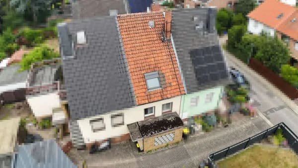 Immobilie in Lehrte - Renovierungsbedürftiges dreigeschossiges Reihenmittelhaus mit großem Garten - Bild 1