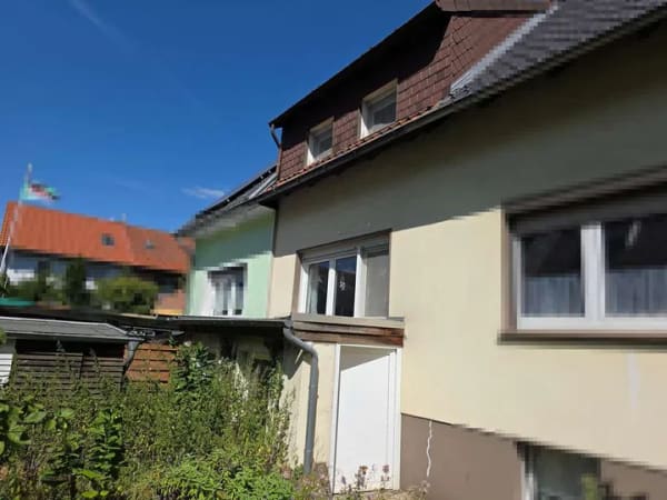 Immobilie in Lehrte - Renovierungsbedürftiges dreigeschossiges Reihenmittelhaus mit großem Garten - Bild 3
