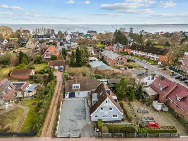 Immobilie in Scharbeutz - Ein Haus, 5 möblierte Wohnungen, viele Möglichkeiten, Modernisiert und nur 400 m zum Ostseestrand - Bild 1