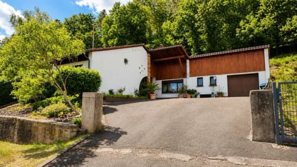 Immobilie in Frankenstein - Schöner Bungalow in traumhafter Waldrandlage, großzügiges Grundstück mit viel Lebensqualität. - Bild 0