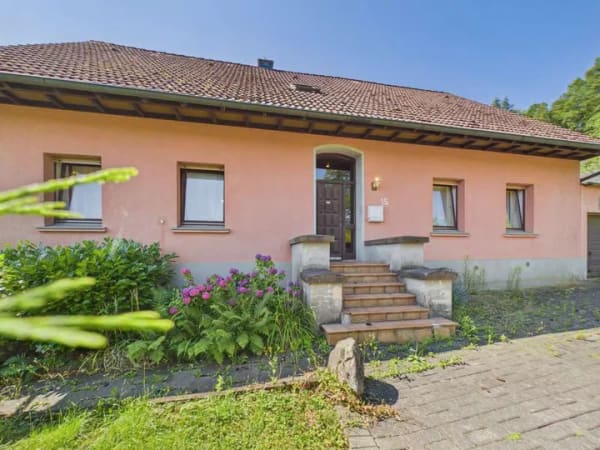 Immobilie in Windeck - Wohnen mit Geschichte in ehemaliger Schule von Rosbach: 260 m², 8 Zimmer, Wintergarten, Garage - Bild 1