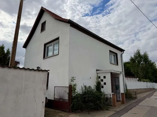 Immobilie in Alsleben - 150 m² Wohnfläche, 4 Zimmer & 2 Garagen – Einfamilienhaus mit Potenzial in Alsleben - Bild 0