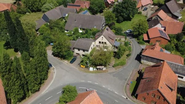 Immobilie in Apelern - Ein Zuhause mit Perspektive – gepflegtes Dreifamilienhaus auf großzügigem Grundstück - Bild 1