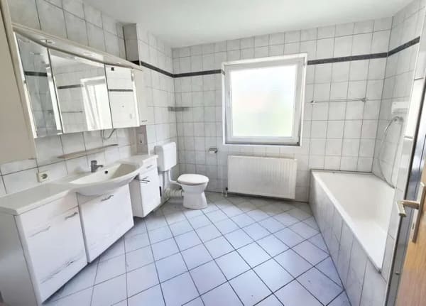 Immobilie in Apelern - Ein Zuhause mit Perspektive – gepflegtes Dreifamilienhaus auf großzügigem Grundstück - Bild 2