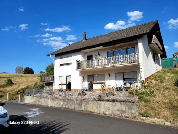 Immobilie in Schöllkrippen - Idyllisches Zweifamilienhaus mit freiem Blick über die Felder - Bild 0