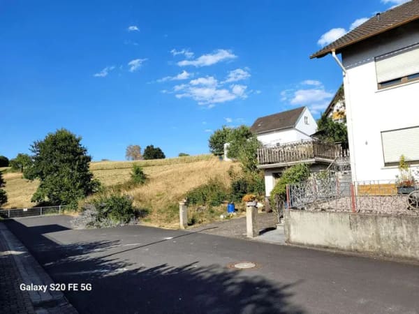 Immobilie in Schöllkrippen - Idyllisches Zweifamilienhaus mit freiem Blick über die Felder - Bild 1