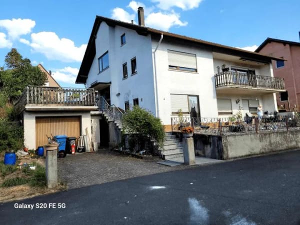 Immobilie in Schöllkrippen - Idyllisches Zweifamilienhaus mit freiem Blick über die Felder - Bild 2