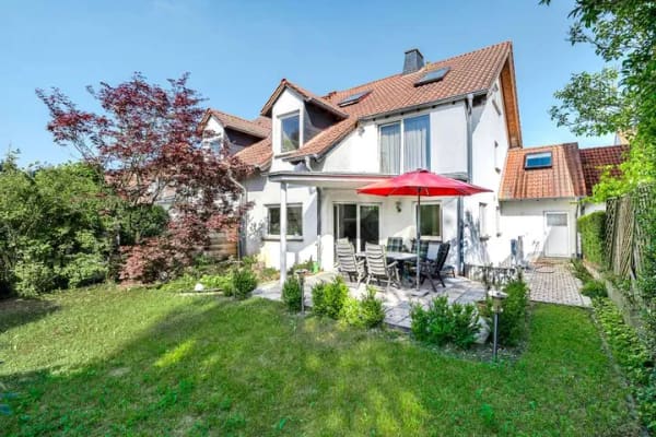 Immobilie in Wehrheim - Top-Lage im Wehrheimer Zentrum: Familienfreundliche Doppelhaushälfte mit Garage & schönem Garten - Bild 0