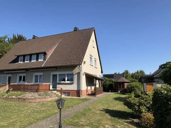 Immobilie in Faßberg - Charmante Doppelhaushälfte mit durchdachtem Grundriss in ruhiger, zentraler Wohnlage - Bild 0