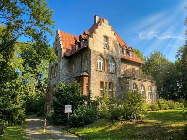 Immobilie in Oerlinghausen - Charmante 2-Zimmer-Wohnung in der historischen Alten Müllerburg, Oerlinghausen! - Bild 1