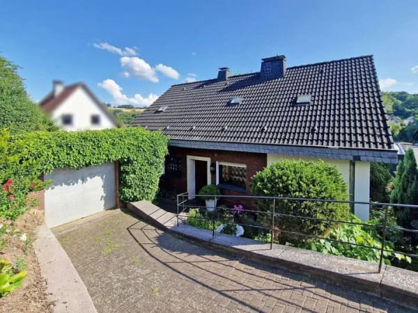Immobilie in Sundern - Einfamilienhaus mit Einliegerwohnung in Sundern - Bild 0