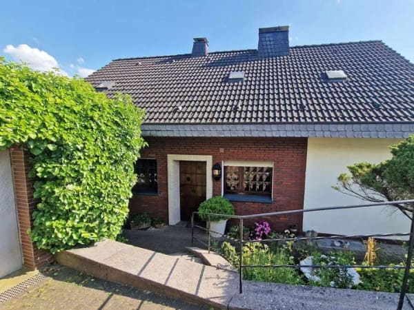 Immobilie in Sundern - Einfamilienhaus mit Einliegerwohnung in Sundern - Bild 1