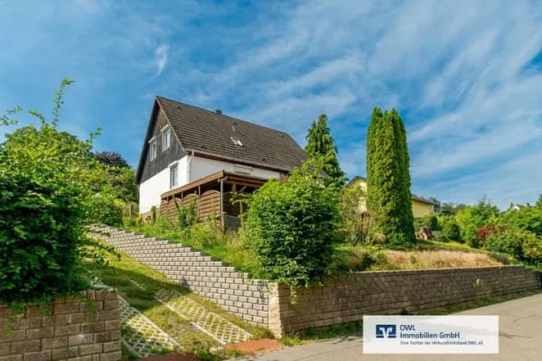 Immobilie in Porta Westfalica - Herrliche Aussichten für Ihr Zuhause:
Einfamilienhaus mit  großem  Garten und  Doppelcarport - Bild 0